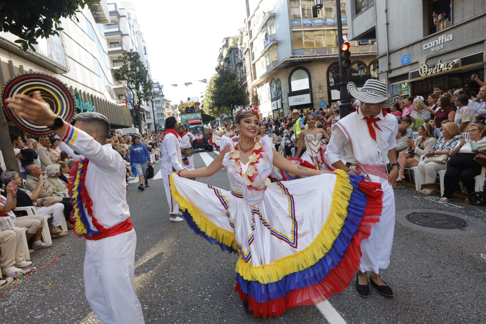 En Imágenes: El Desfile del Día de América llena las calles de Oviedo en una tarde veraniega