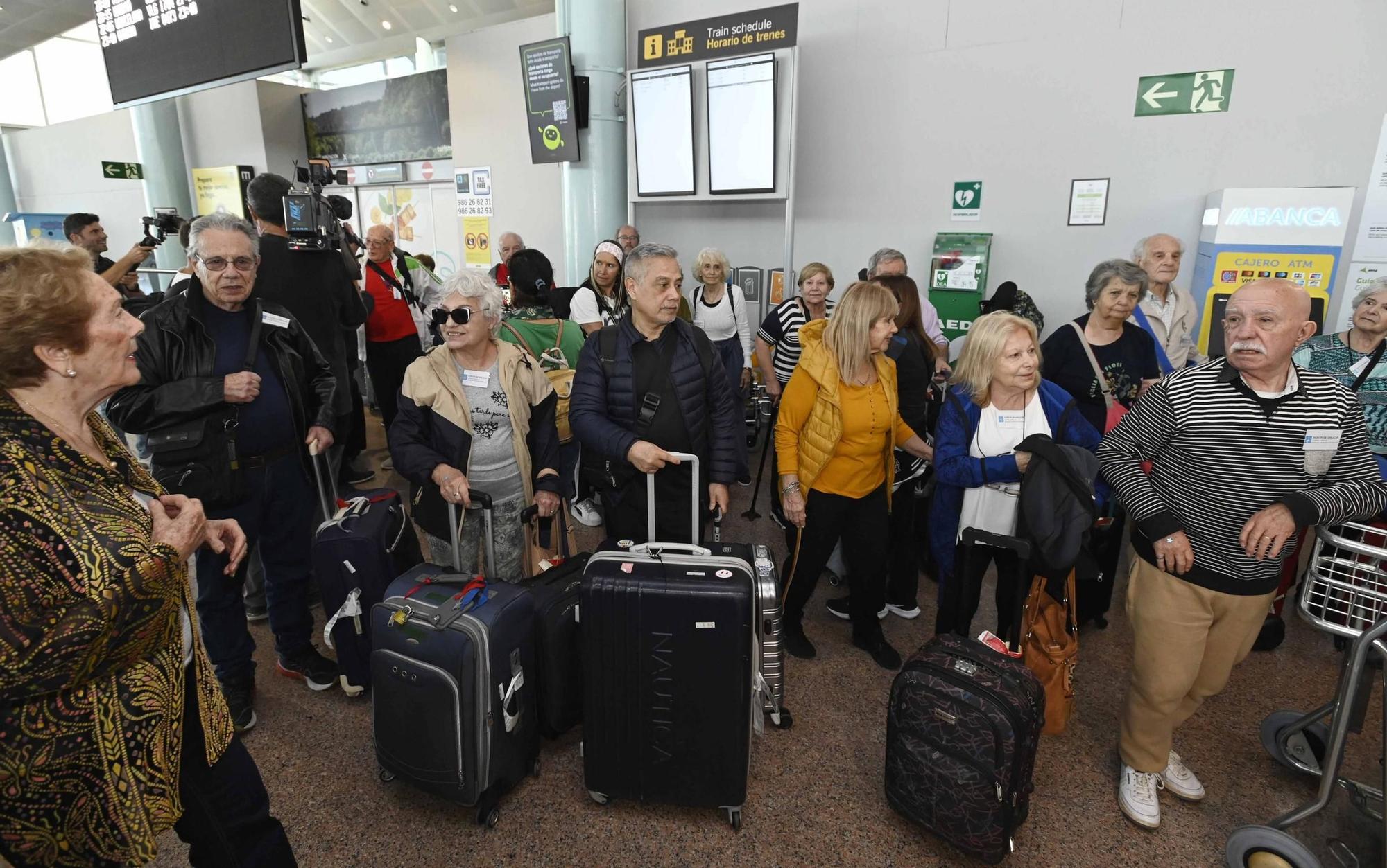 El centenario Gonzalo Nodal, entre los 200 emigrantes gallegos que vuelven a la tierra que les vio nacer