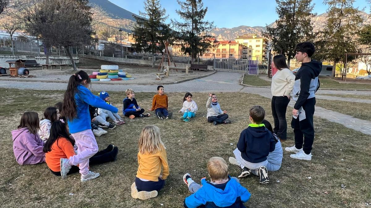 Una activitat esportiva a l'escola institut dinamitzada pels alumnes grans