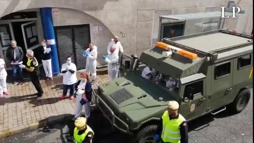 Coronavirus en Canarias | Recibimiento entre aplausos a la UME en el Centro de Salud de Tamaraceite