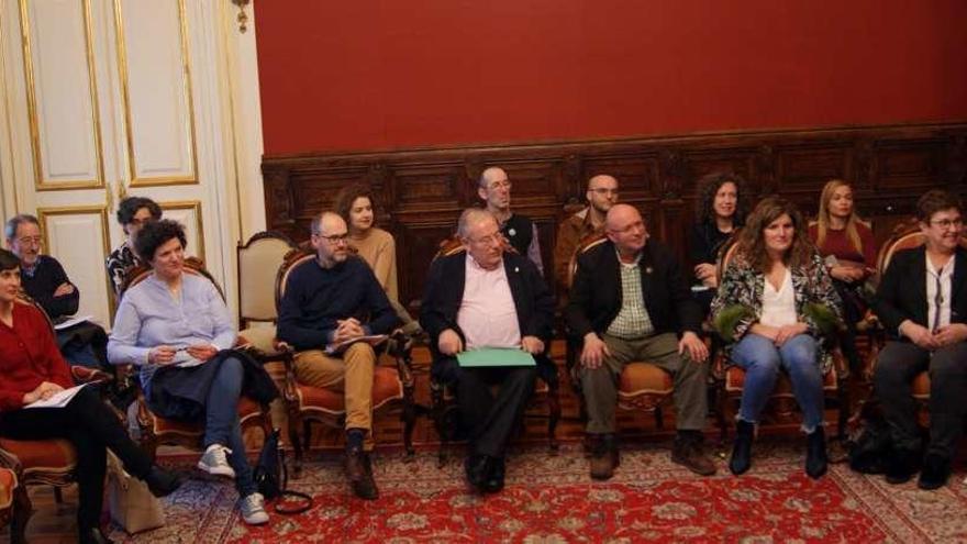 Odilo Barreiro (tercero izquierda), en la asamblea ayer en el Pazo de Raxoi, en Santiago. // FdV