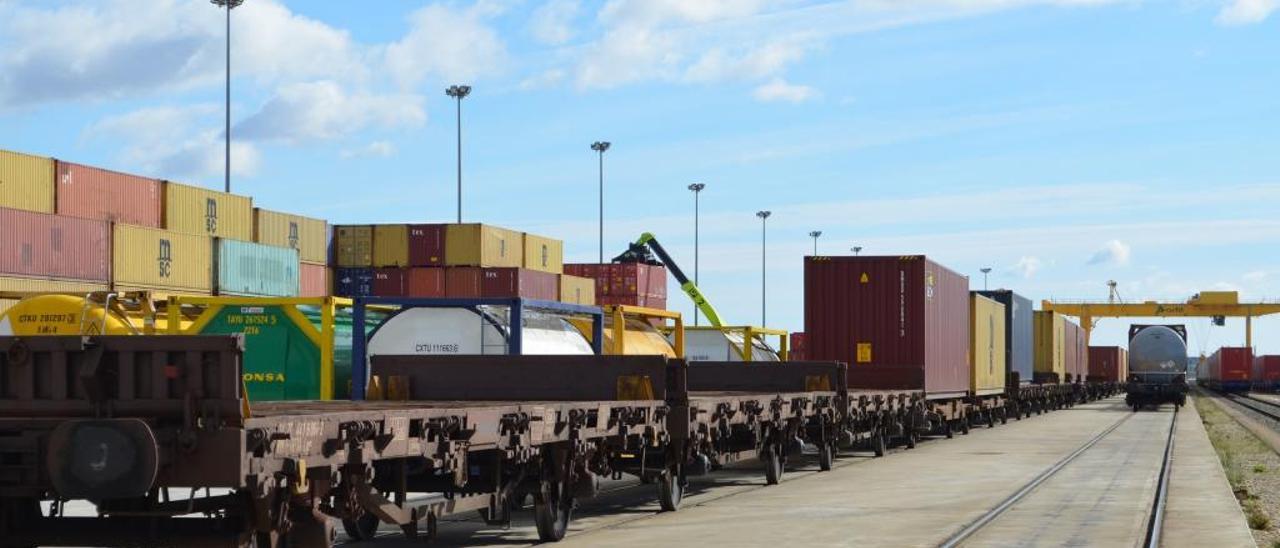 Un convoy de mercancías en la terminal pública de contenedores del Puerto de València.