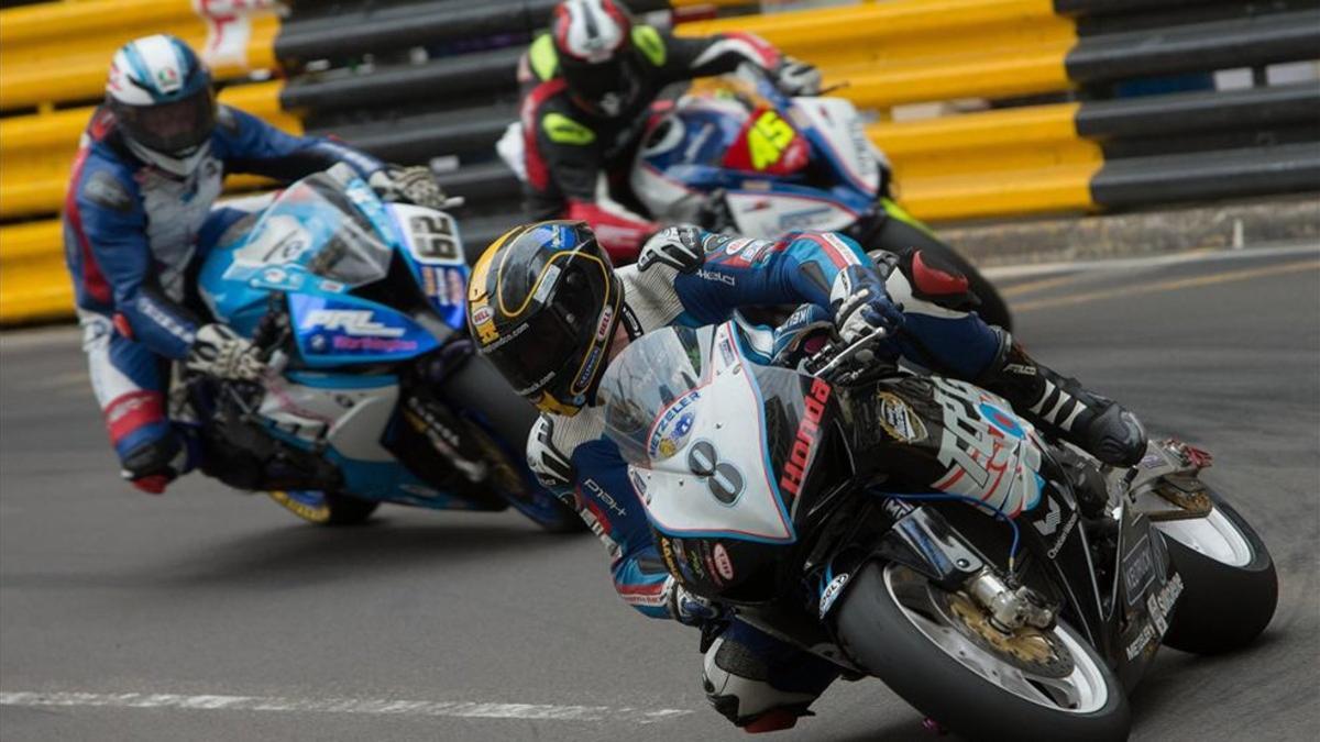 Daniel Hegarty , dorsal 8, durante la carrera en Macao