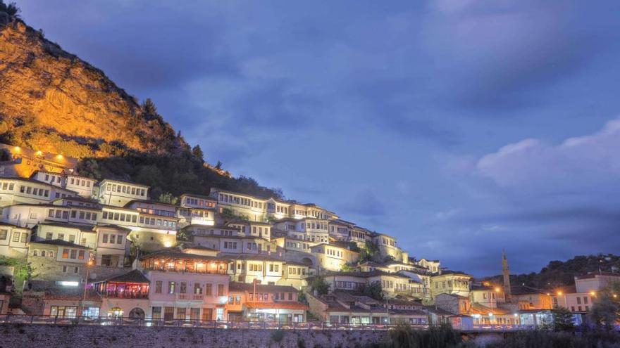 Viviendas en Berat, conocida como la ciudad de las mil ventanas.