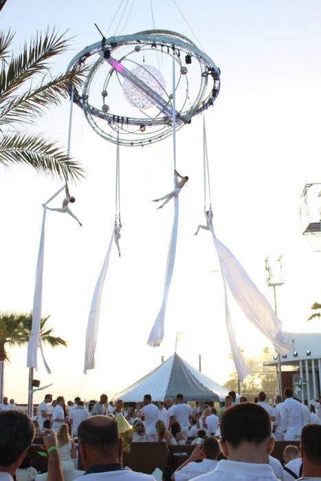 Numerosas personas disfrutan de la fiesta blanca de Nikki Beach, el evento que marca cada año el inicio de la temporada estival en Marbella