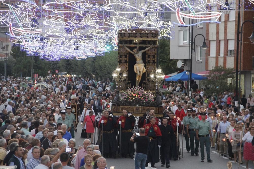 Un Cristo entre el fervor de la multitud. // Santos Álvarez