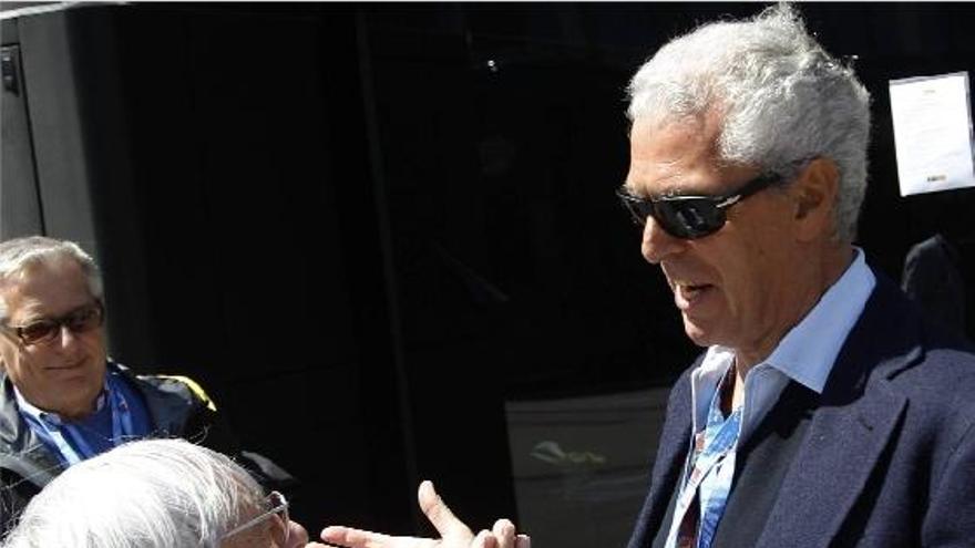 Ecclestone habla con el presidente de Pirelli, Marco Tronchetti.