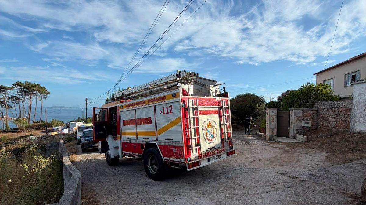 Bomberos en el exterior de la vivienda