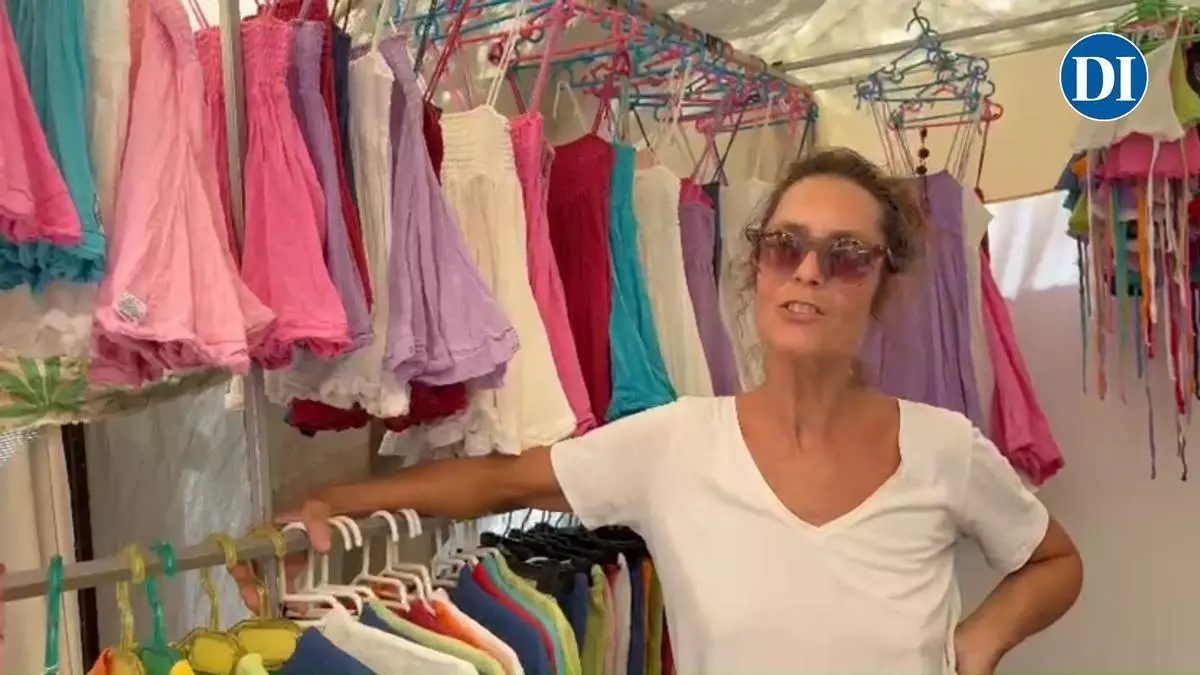 Daniel, vendedor del Hippy Market Punta Arabí: "No veo gente joven, para ellos el mercadillo ahora es Amazon"