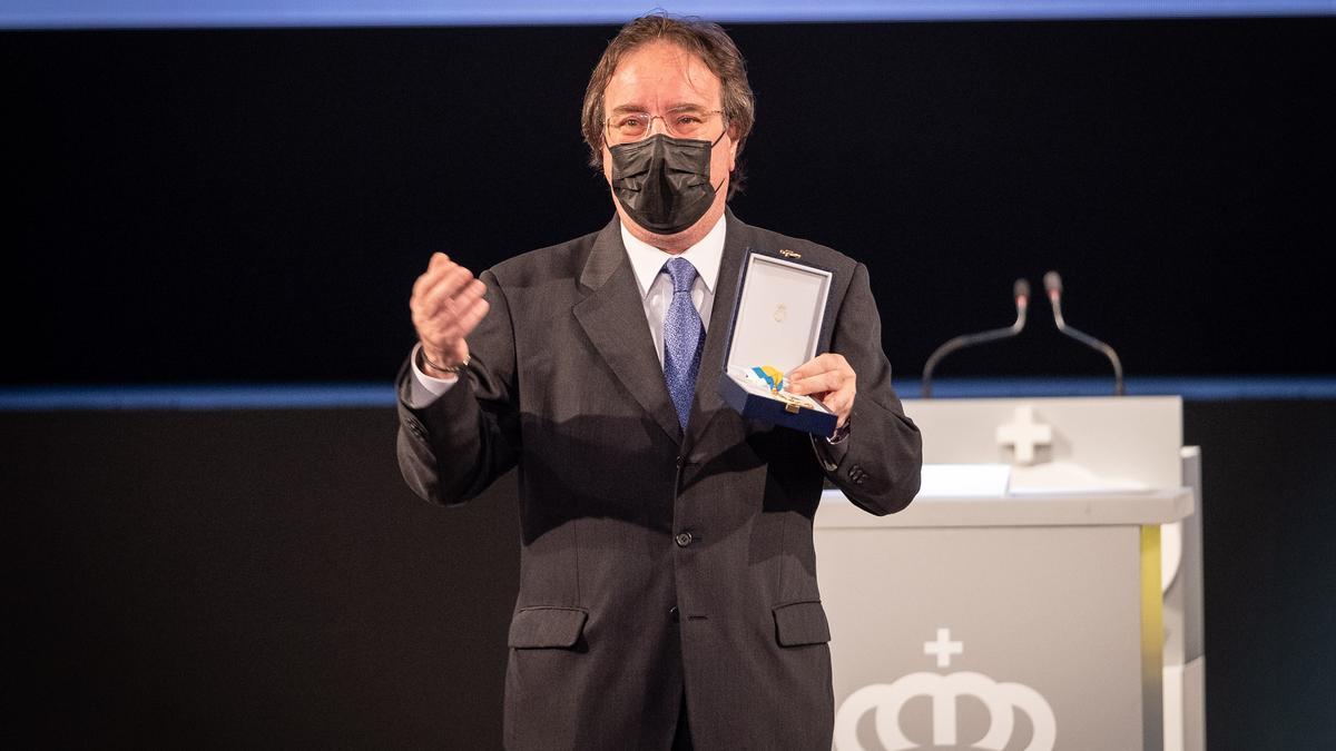 Servicio Canario de la Salud. El jefe de Epidemiología, Amós García Rojas, recoge la Medalla de Oro en nombre de los profesionales del Servicio Canario de la Salud (SCS) que se han implicado en la lucha contra la Covid-19.