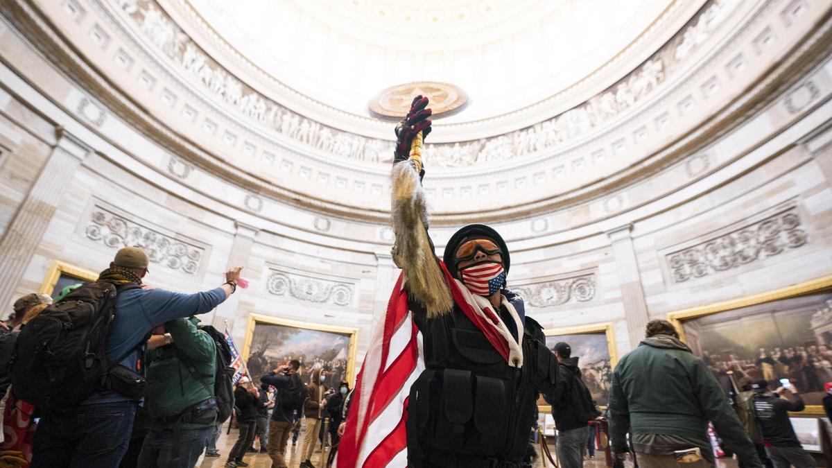 Seguidores de Trump dentro del Capitolio.