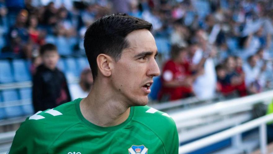 Edgar Badia, ayer al saltar al terreno de juego. | ANDRÉS GUTIÉRREZ