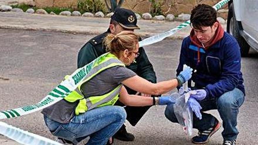 Agentes de la policía judicial en el lugar del crimen, el martes a mediodía.