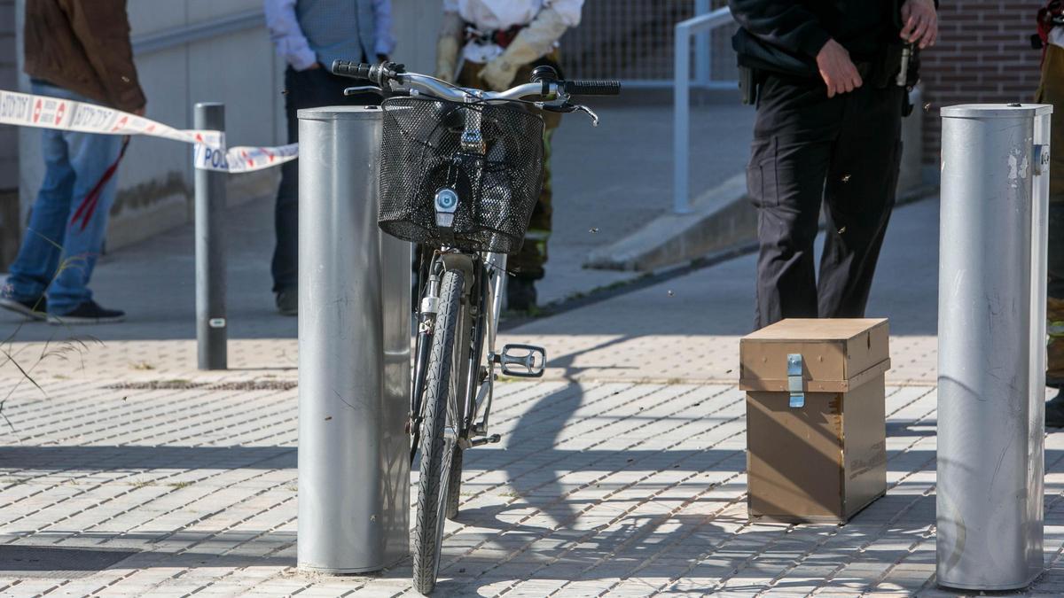 Una bicicleta, en una parada de Elche