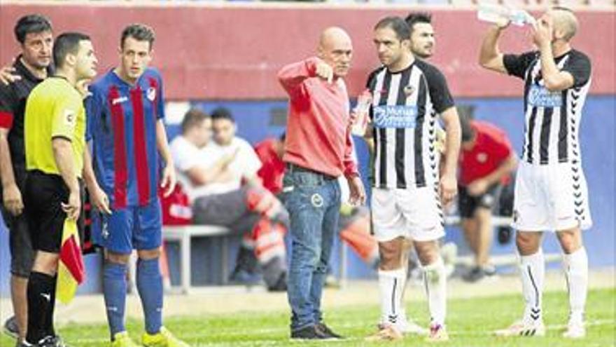 El Alzira y un penalti discutido hurgan en la herida albinegra