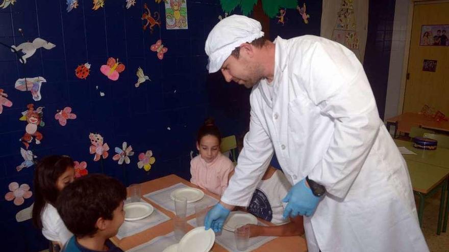 Alumnos del comedor escolar del colegio de Vilariño que está gestionado por la ANPA. // Noé Parga