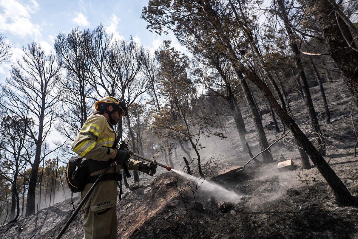 Fuego en Baix Ebre. Los bomberos trabajan en el incendio forestal en Paüls, Tarragona, este martes.