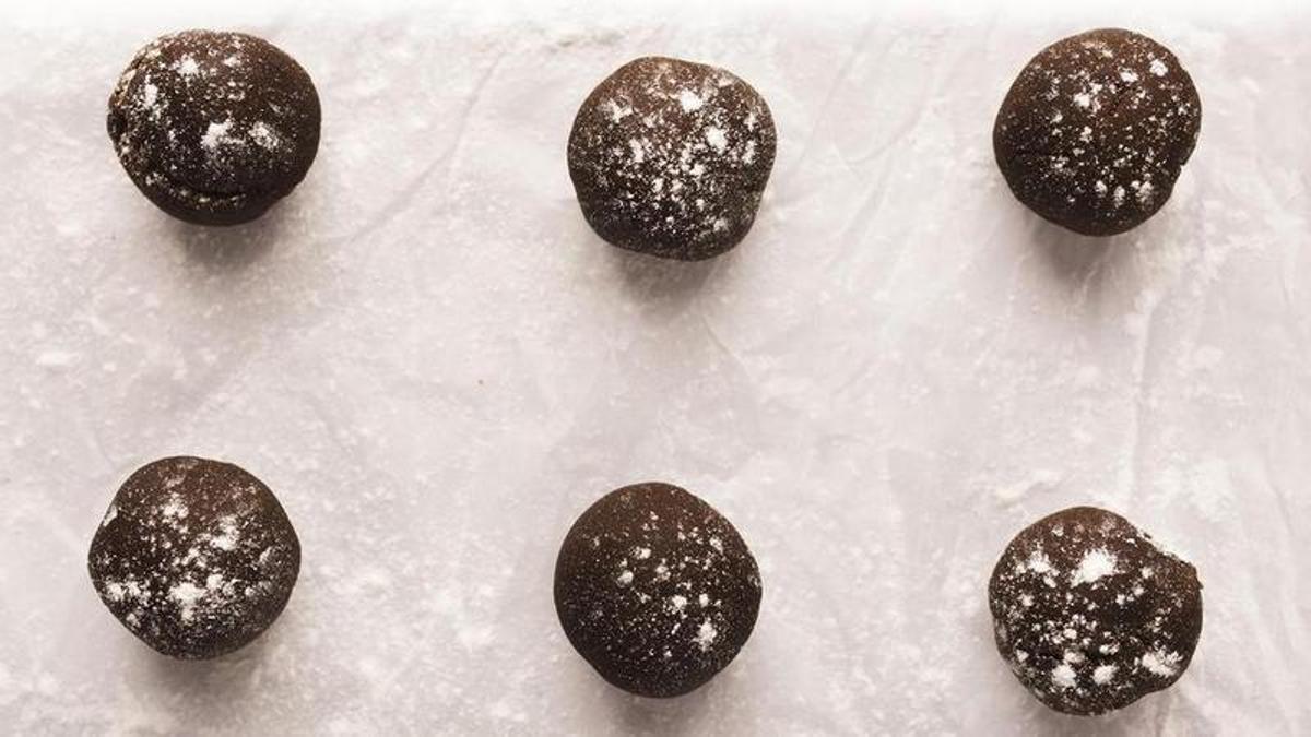 Unes trufes de xocolata servides ben fredes