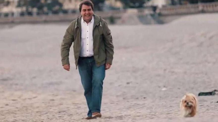 Carlos Negreira pasea por la playa con su perro sin correa, en una imagen de su vídeo electoral.