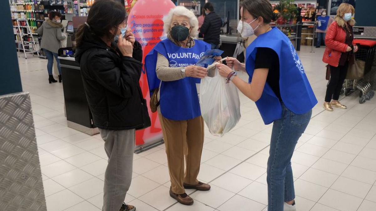 Voluntarios recogiendo alimentos.   | // FDV