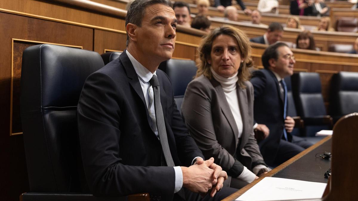 Pedro Sánchez, junto a la ministra Teresa Ribera, en la sesión de control al gobierno de esta mañana.