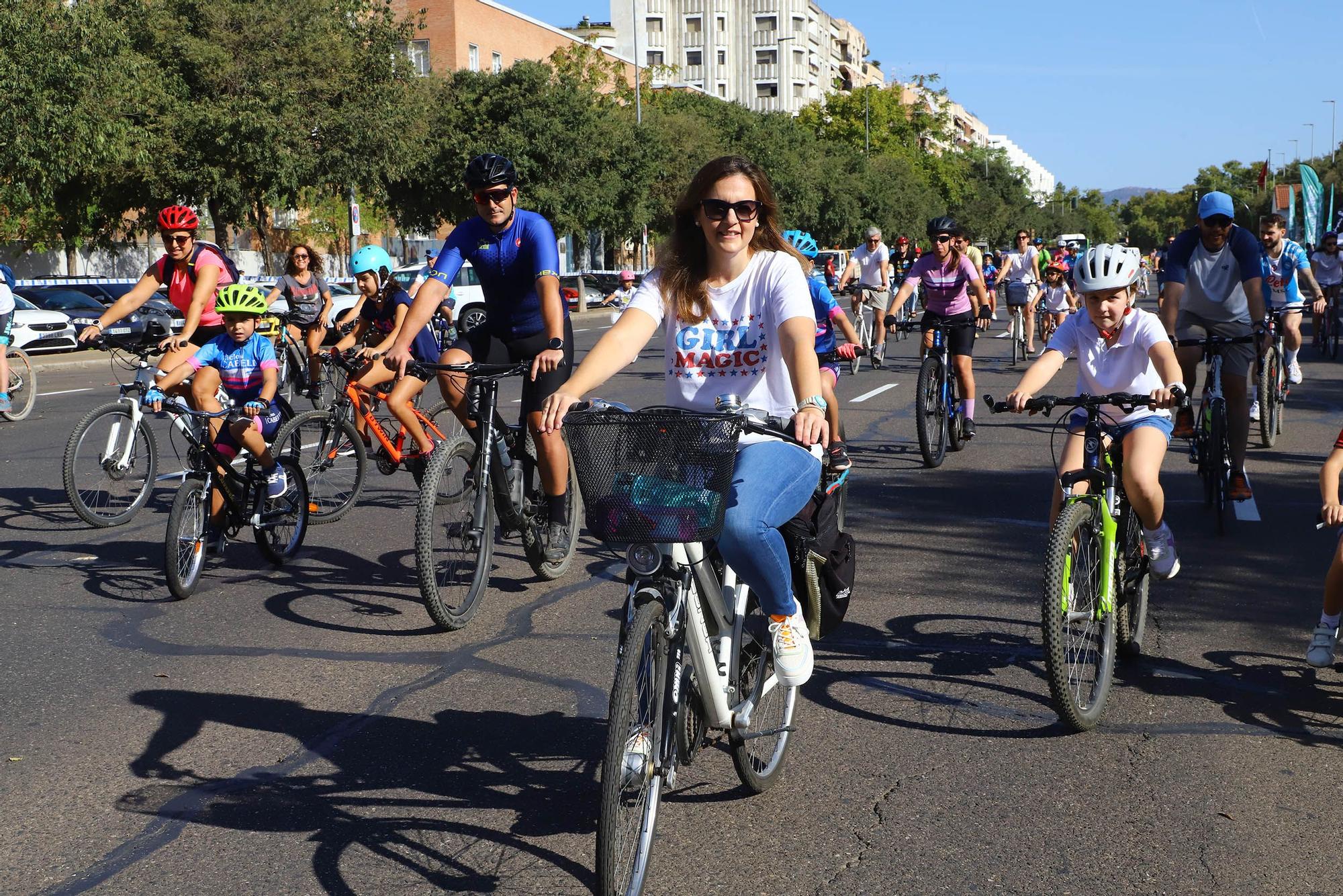 Familias enteras se suman a la Fiesta de la Bicicleta en Córdoba