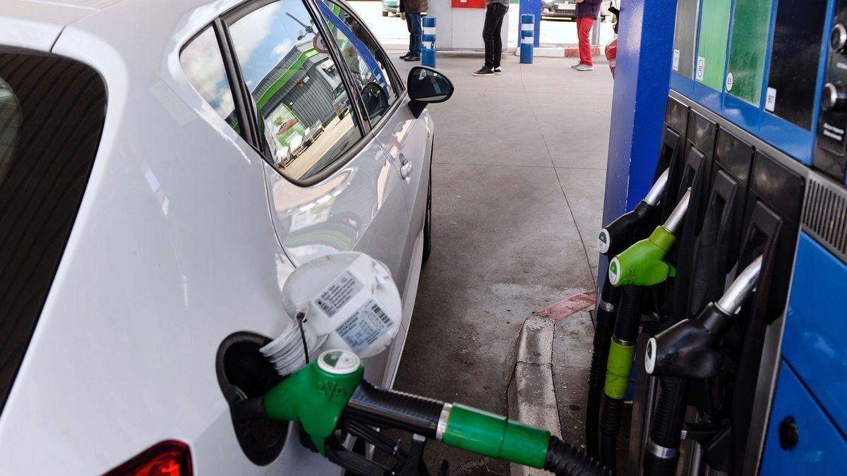 Un coche en una gasolinera.