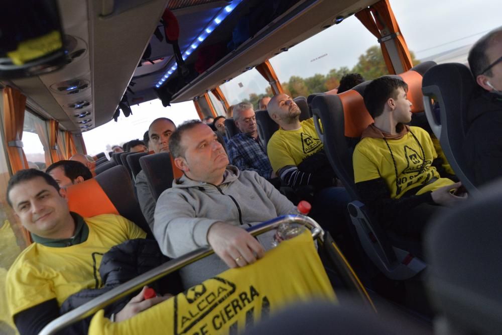 Los trabajadores de Alcoa de Asturias parten hacia Madrid a una manifestación contra el cierre de la fábrica