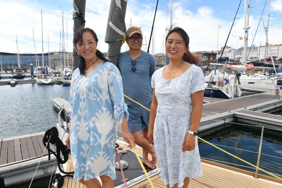 La marinera china Vicky Song, a la derecha, posa junto a sus compañeros de ruta en A Coruña.