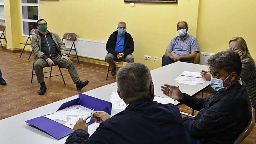 La visita de Tuero ayer a la asociación &quot;San Julián&quot; de Roces.