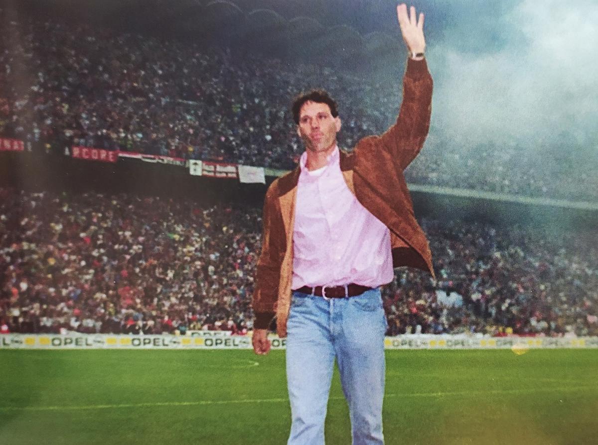 Van Basten se despide de la hinchada del Milan tras anunciar su retirada en 1995.