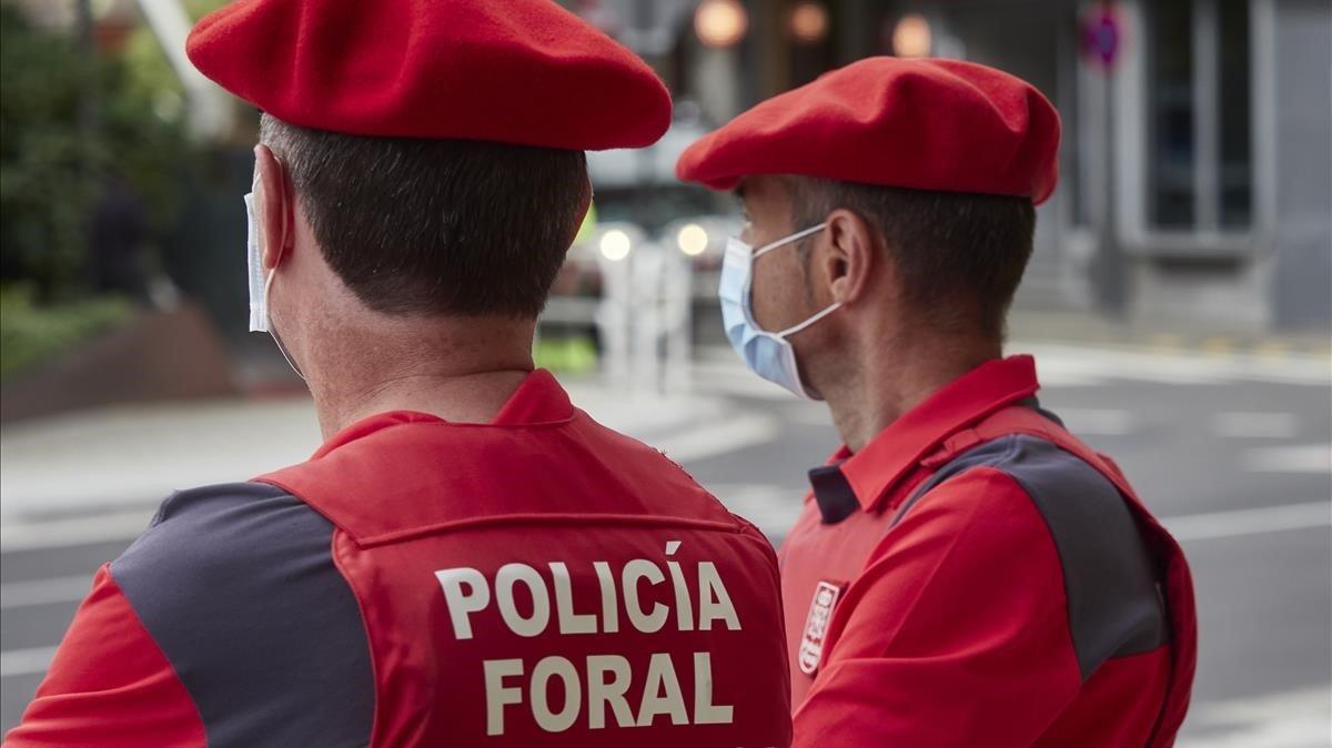 zentauroepp53649236 agentes de la polic a foral vigilan la entrada al parlamento200913133654