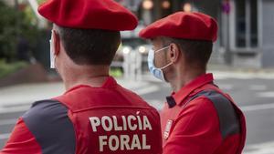 Dos agente de la Policía Foral de Navarra