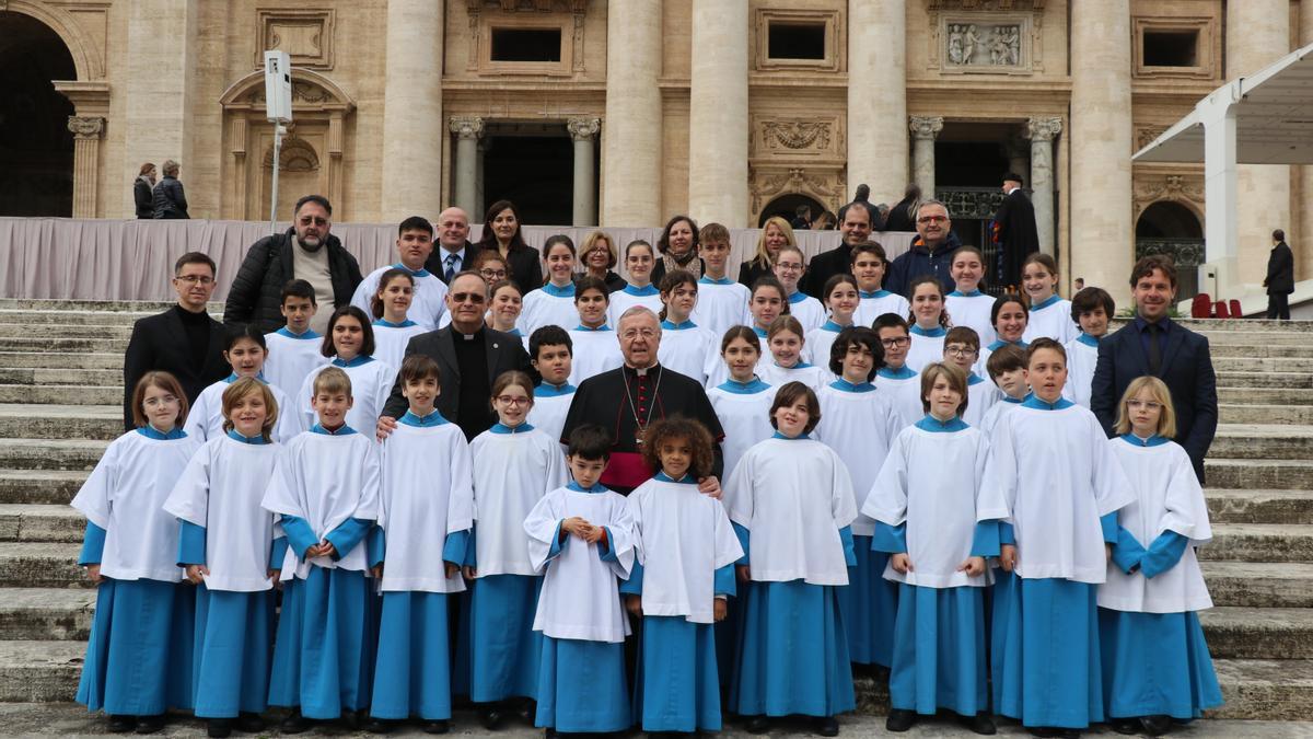 Otra imagen de la Escolania en la escalinata de la basílica de San Pedro.