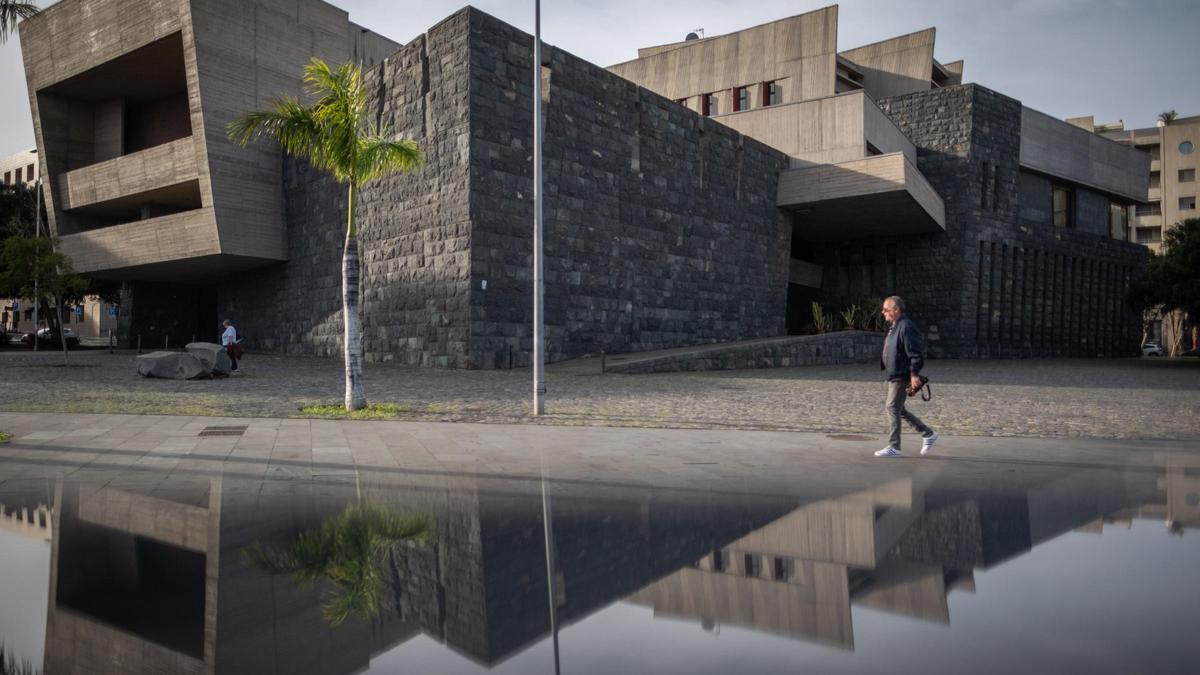 Plaza de San Carlos, junto a la sede de Presidencia de Gobierno.