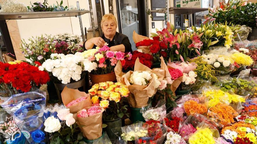 Los floristas del Fontán de Oviedo se preparan para Todos los Santos: nuevos emprendedores entre claveles y crisantemos