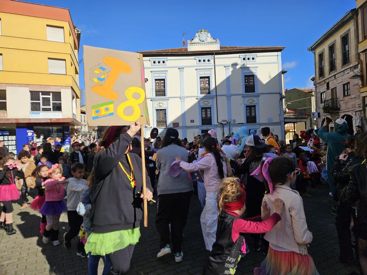 El colegio Bernardo Gurdiel de Grado explosiona por el Antroxu, en imágenes