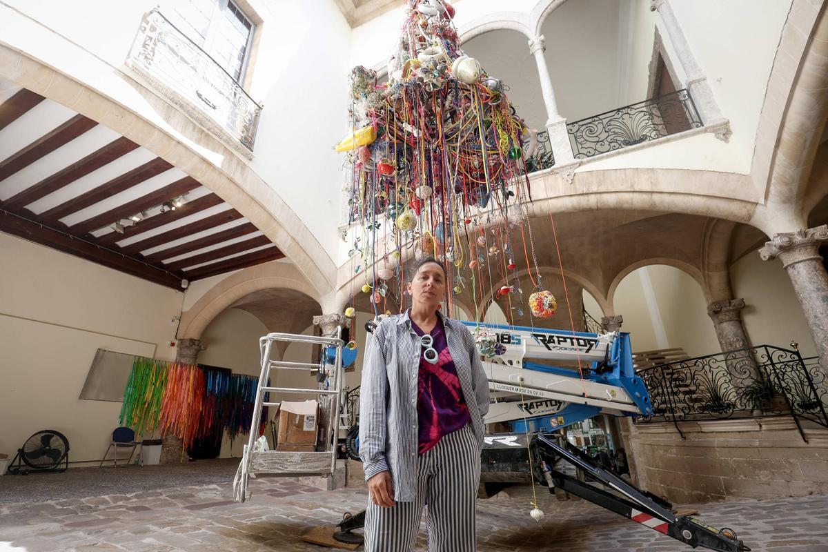 Nuria Mora, en el patio del Solleric junto a su pieza central