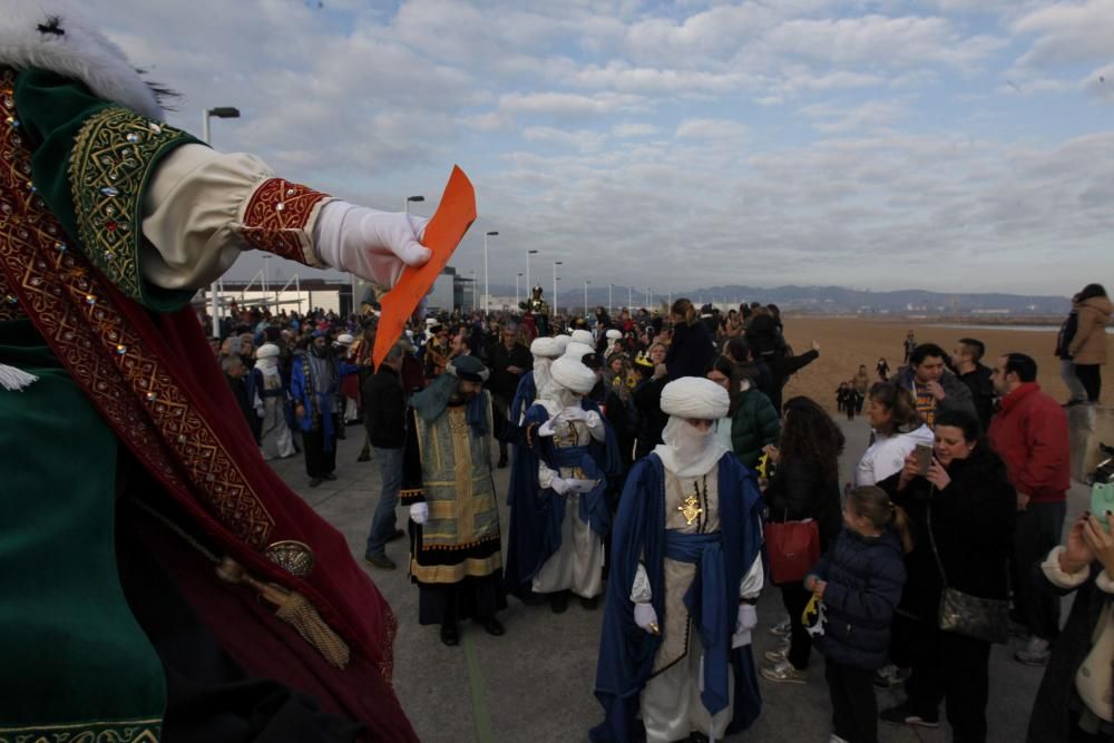 Una multitud recibe a los Reyes Magos en Gijón.