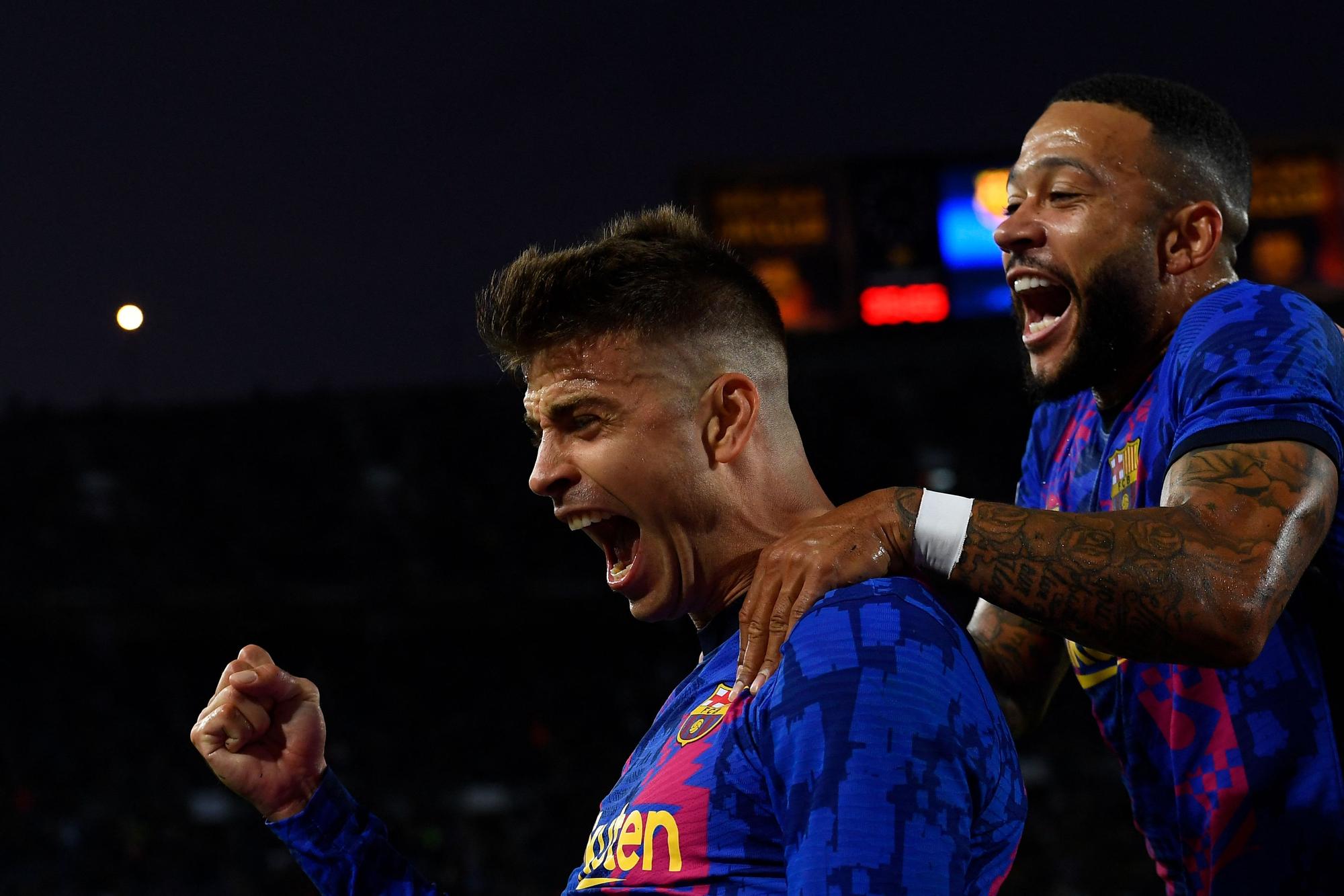 Piqué celebra junto a Memphis su gol ante el Dinamo de Kiev