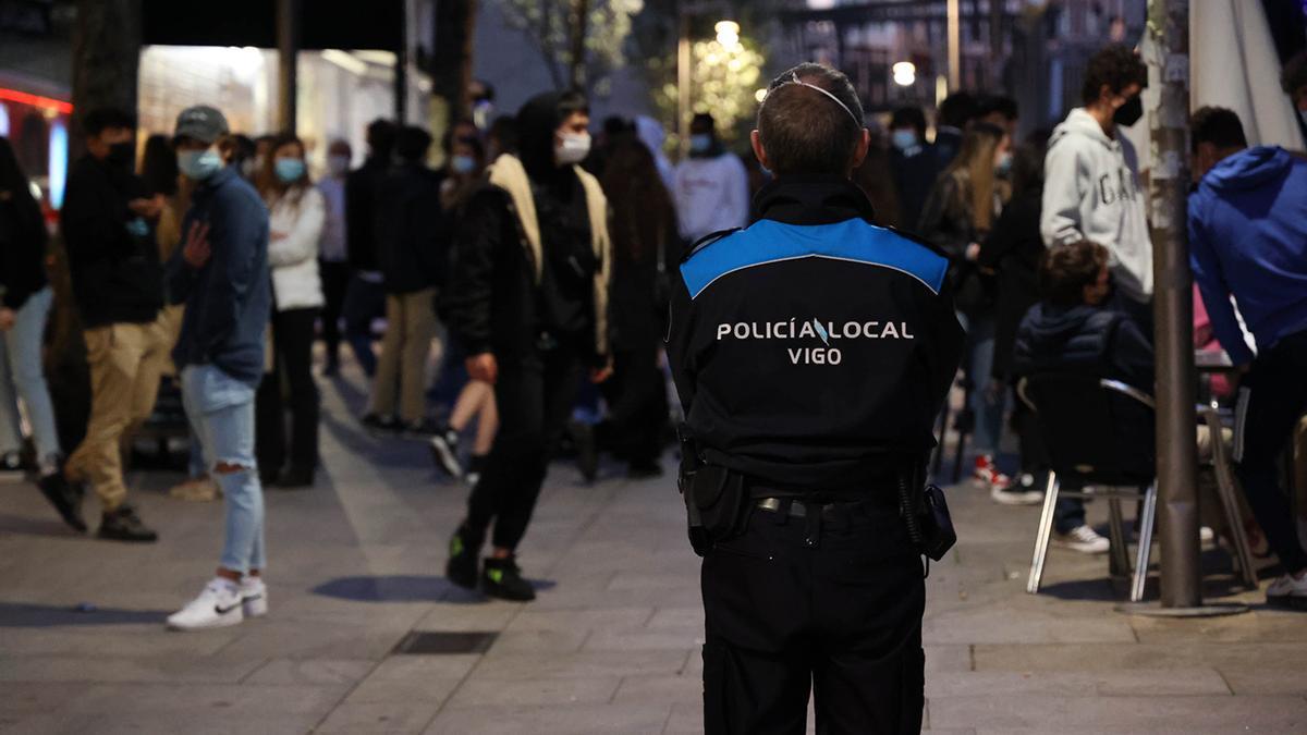 Un agente de la policía local de Vigo en una calle de la ciudad