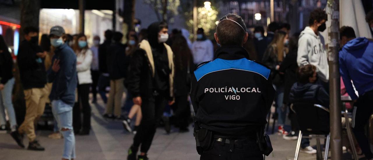 Un agente de la policía local de Vigo en una calle de la ciudad