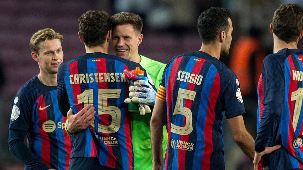 Christensen y Ter Stegen se felicitan tras el pase del Barça a las semifinales de la Copa.