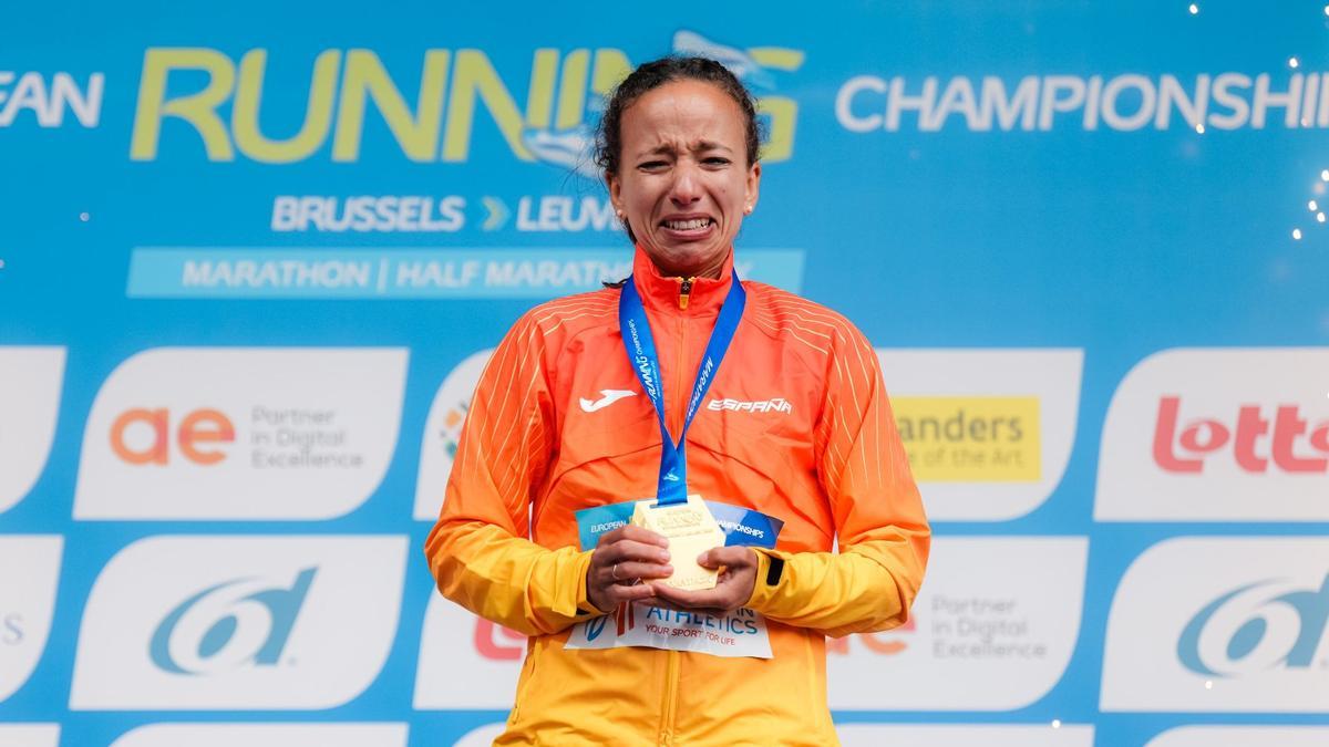 Fátima Ouhaddou no puede reprimir las lágrimas tras recibir la medalla de oro como campeona de Europa individual de maratón.