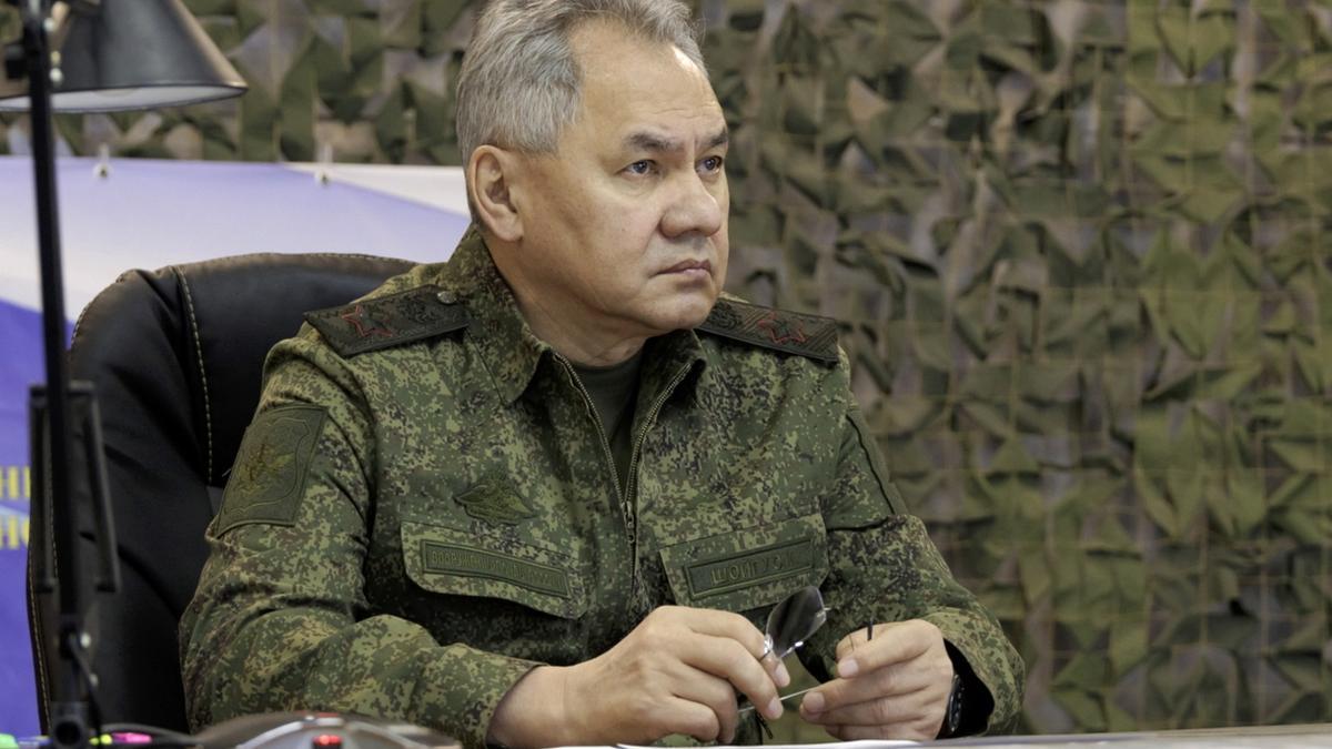 El Ministro de Defensa ruso, Sergei Shoigu, durante su inspección de las tropas rusas, en un lugar no revelado en Ucrania.