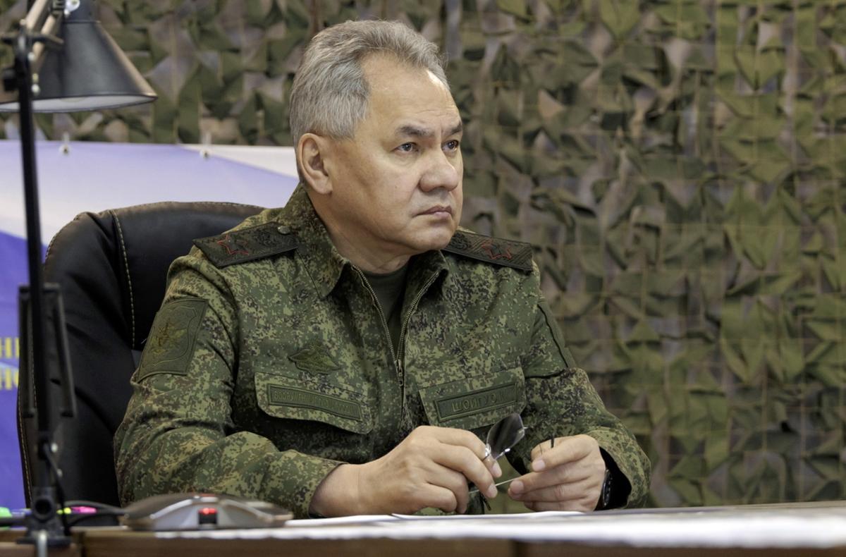 El Ministro de Defensa ruso, Sergei Shoigu, durante su inspección de las tropas rusas, en un lugar no revelado en Ucrania.