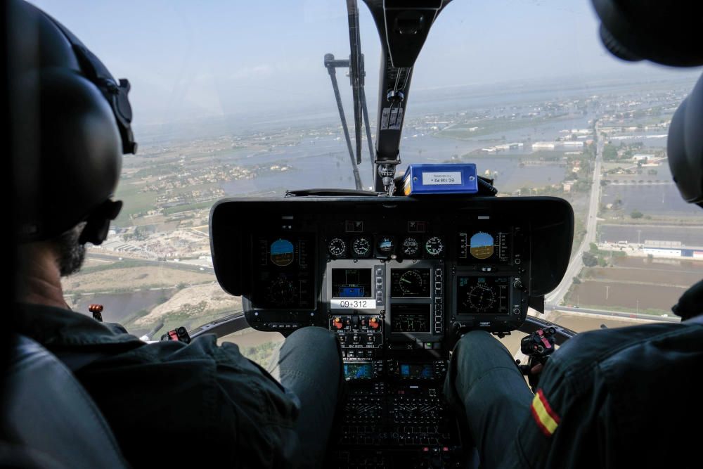 El helicóptero de la Guardia Civil sobrevuela la zona afectada por la gota fría