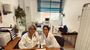 María Ochoa posa junto a su madre, Ginesa Navarrete, desde su consulta en un centro de salud.