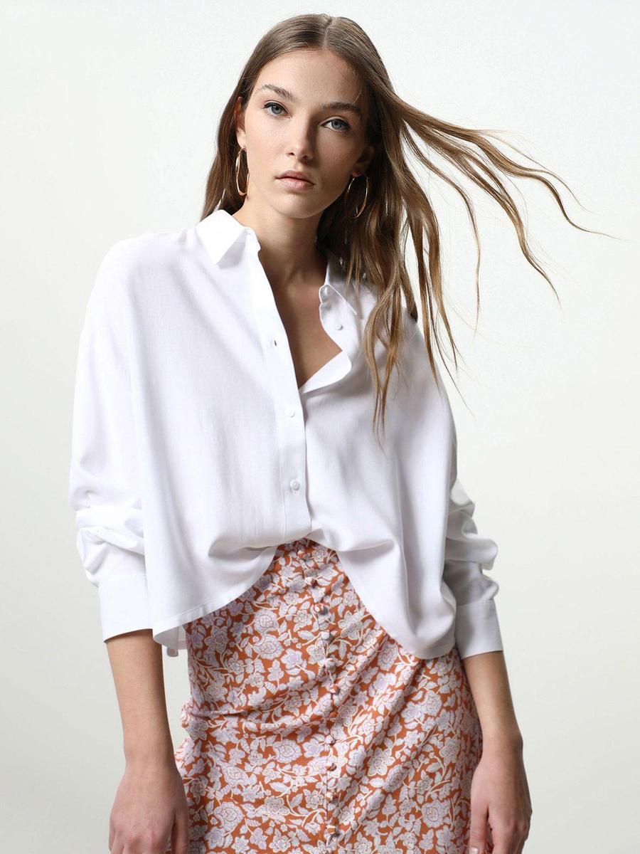 Camisa blanca crop de manga larga de Lefties