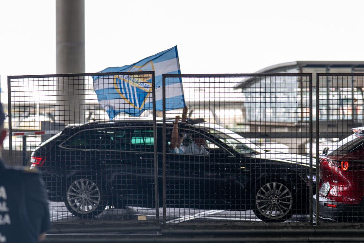 Despedida al Málaga CF en el aeropuerto antes de enfrentarse a la UD Las Palmas en el primer partido del play off de ascenso a la Primera División Despedida al Málaga CF en el aeropuerto antes de enfrentarse a la UD Las Palmas en el primer partido del play off de ascenso a la Primera División